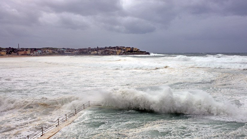Un dron capta un centenar de extraños cuadrados multicolores flotando en el Pacífico Sur (VIDEO)