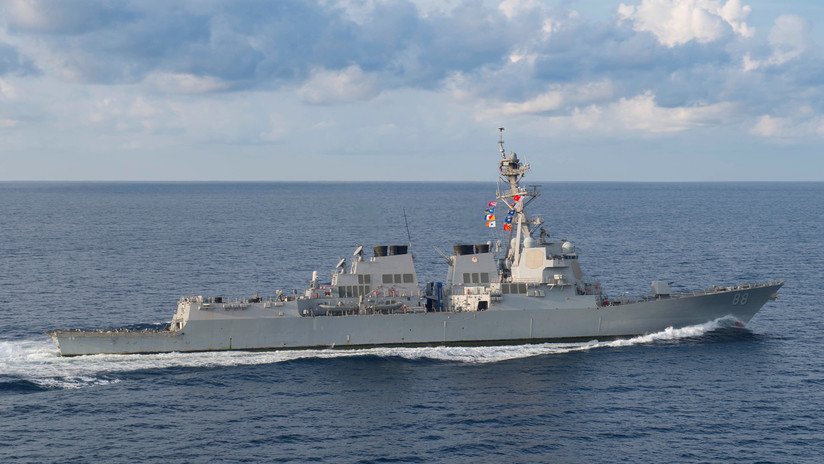 Un destructor de EE.UU. pasa cerca de un arrecife en disputa en el mar de la China Meridional para "desafiar las excesivas reclamaciones marítimas"