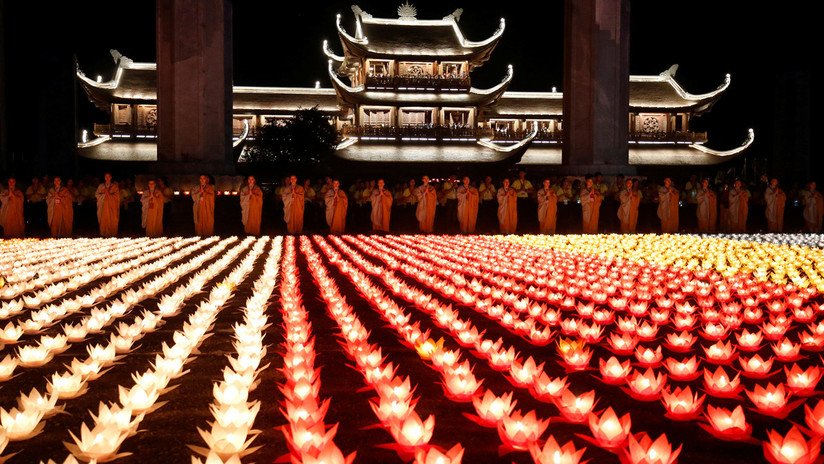 La espectacular celebración del día del nacimiento de Buda, en imágenes de diferentes rincones del mundo