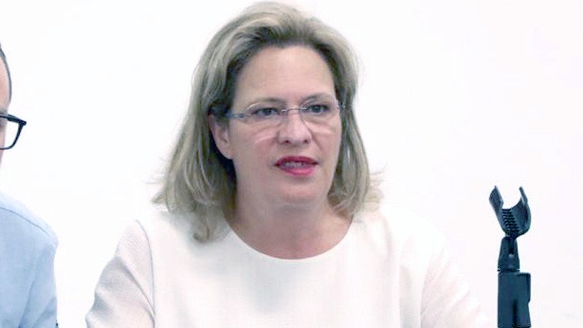 Dimite la ministra de Medio Ambiente de México tras causar el retraso de un vuelo comercial