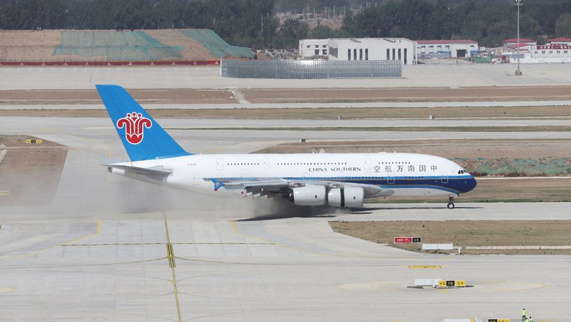 FOTOS: Pilotos chinos logran aterrizar un Airbus A380 con el parabrisas desecho por el granizo