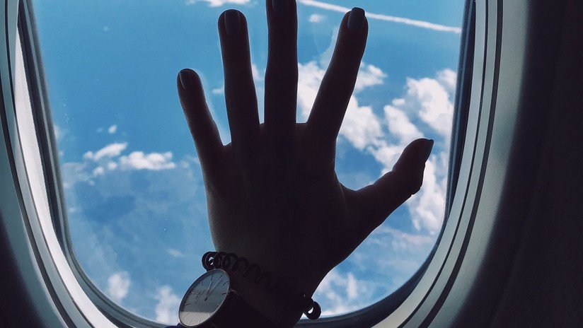 VIDEO: Un pasajero trata de abrir la puerta de un avión momentos antes de aterrizar