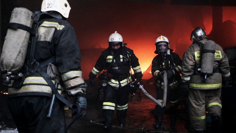Rusia: Un joven arriesga su vida para salvar a dos niñas de un balcón en llamas (VIDEO)