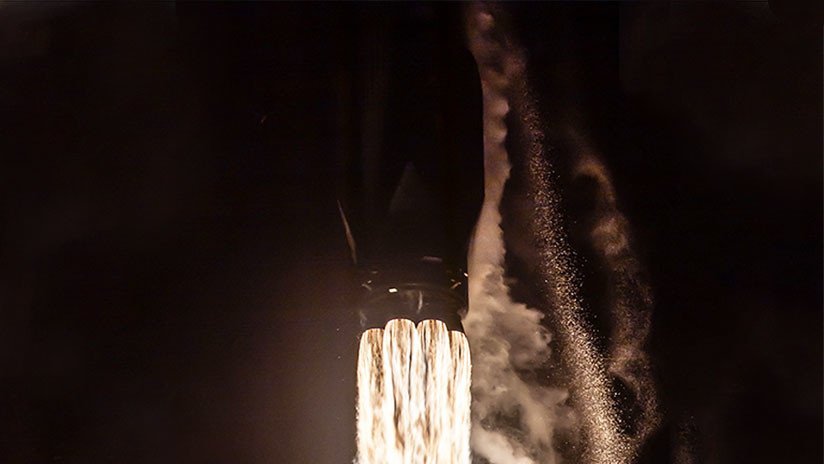 "Arruinaría el cielo para todos": Astrónomos se oponen a la constelación de 60 satélites de Elon Musk