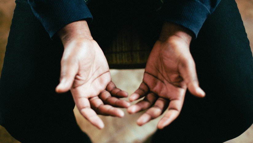 Una abuela quema las manos a sus nietos tras acusarlos de robar 1 dólar