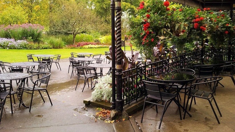 VIDEO: Ladrones se llevan en 2 minutos el mobiliario externo de un pub