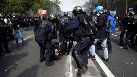 VIDEO: Un policía francés se desploma en choques con manifestantes durante la marcha del Primero de Mayo