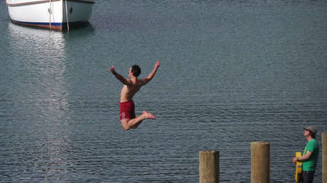 VIDEO: Salta de un puente para celebrar la abdicación del emperador de Japón, pero no acaba como esperaba