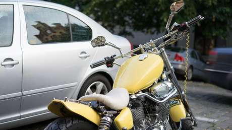 VIDEO: Un automóvil se salta un semáforo en rojo y le rompe la pierna a un motociclista