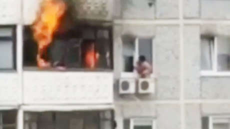 Un niño se salva de un incendio sentándose en un aparato de aire acondicionado (VIDEO)