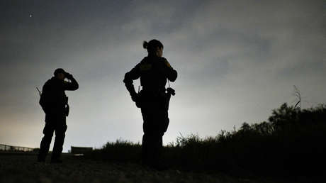 Un bebé muerto y 3 desaparecidos tras volcarse una balsa de migrantes en un río entre México y EE.UU.