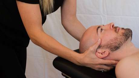 Un joven hace crujir su cuello y sufre un accidente cerebrovascular