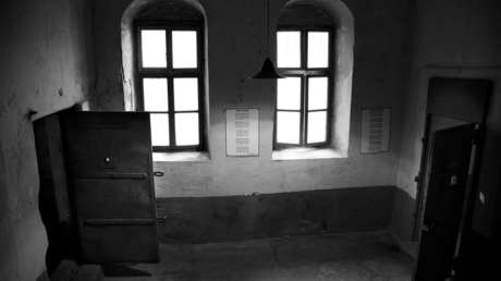 Libertad condicional para un criminal sexual que mantuvo a una adolescente en una jaula para perros