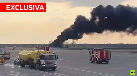 VIDEO EXCLUSIVO de RT: El momento del incendio de un avión de pasajeros en un aeropuerto de Moscú