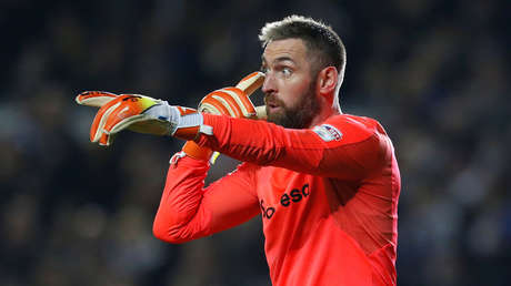 VIDEO: Guardameta propina una patada en la espalda a un rival y simula una lesión para que no lo expulsen