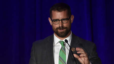 VIDEO: Político demócrata graba cómo arremete contra una mujer mientras esta protestaba pacíficamente contra el aborto