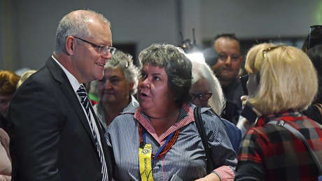 VIDEO: Lanza un huevo al primer ministro australiano pero rebota y queda intacto