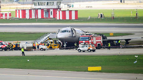 VIDEO: Un copiloto del Superjet incendiado en Moscú regresa al avión en llamas para salvar pasajeros