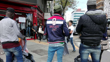 Brutalidad policial y discriminación: Así es la vida de los vendedores senegaleses en Argentina