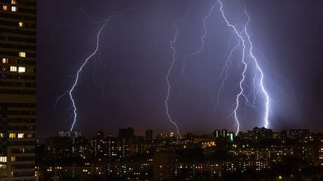 VIDEO: Quiso mostrar la tormenta a sus padres y grabó el impacto de un potente rayo a metros de su casa