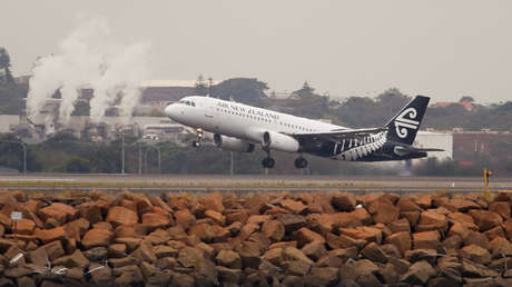 Desembarcan a dos pasajeros de un vuelo de Air New Zealand por no escuchar las instrucciones de seguridad