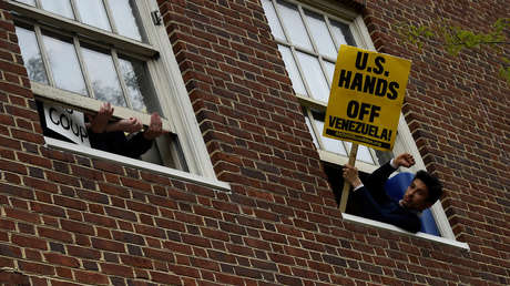 VIDEO, FOTO: Enviado de Guaidó en EE.UU. corta la luz en Embajada venezolana donde activistas impiden entrada del personal nombrado por la oposición