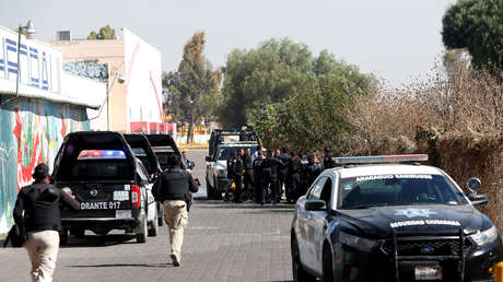 Como en una película: Un mexicano sin camisa desarma a un policía en un segundo y 'rescata' a detenidos (VIDEO)