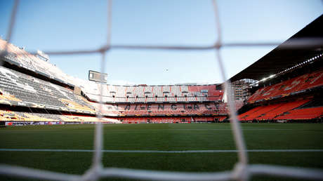 VIDEO: Una periodista recibe un fortísimo pelotazo en la cabeza durante un reportaje en directo de la Liga Europa