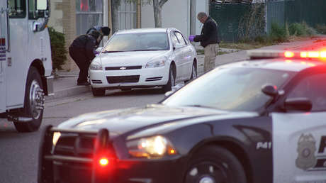 VIDEO: Agente policial de EE.UU. rompe la ventana de un coche con su brazo y saca de cabeza al conductor tras una persecución
