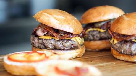 VIDEO: Policía brasileño da una golpiza con una pistola a la dueña de un restaurante por confundir la salsa de su hamburguesa