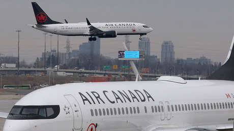 FOTOS, VIDEO: Al menos tres heridos por el choque de un avión y un camión cisterna con combustible en Canadá