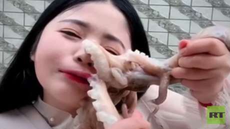 VIDEO: Una 'vlogger' quiere comerse en directo un pulpo vivo pero sufre un doloroso fracaso