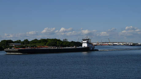 VIDEO: Choque entre un buque cisterna y dos barcazas provoca derrame masivo de sustancias tóxicas en un canal de Texas