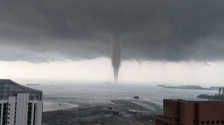 VIDEO: Una enorme tromba marina sorprende a decenas de personas en Singapur 