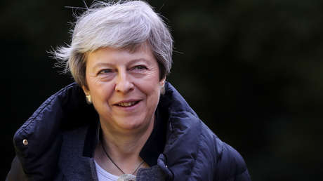 VIDEO: Theresa May se siente "inspirada" por la final de la Champions y decide jugar fútbol 