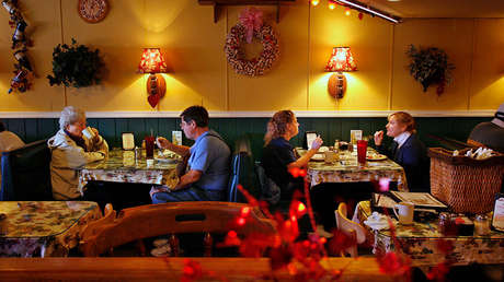 Camarero de una pizzería de Nueva York devuelve un cheque de 424.000 dólares a una clienta que no le dio propina