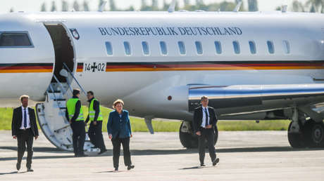Un vehículo choca en la pista contra el avión en el que se disponía a viajar Angela Merkel