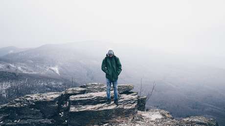 VIDEO: Un turista da brincos sobre el borde de un río torrentoso y cae 5 metros en un alud de fango a la corriente