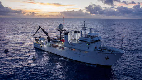 Bate récord de inmersión y halla en el lugar más profundo del planeta...restos de basura de plástico