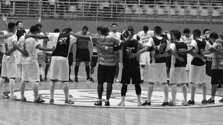 Brasil: Árbitro de futsal muere tras sufrir un infarto en pleno partido (VIDEO, FOTOS)