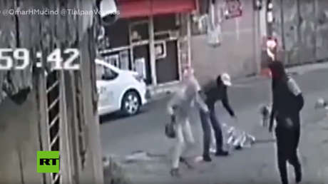 Desata polémica en México un video viral en el que dos ladrones atacan a un hombre mayor con andadera