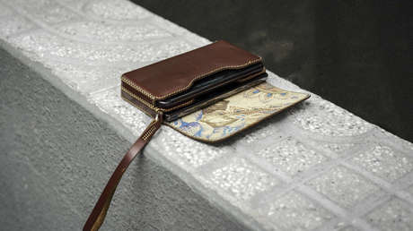 Encuentra una billetera de hace 40 años e intenta localizar a su propietaria (FOTOS)