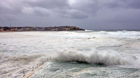 Un dron capta un centenar de extraños cuadrados multicolores flotando en el Pacífico Sur (VIDEO)
