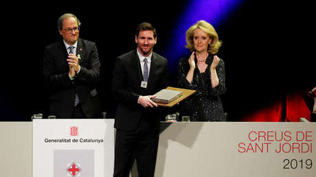 VIDEO: Lionel Messi deja de aplaudir al corearse "¡Libertad, presos políticos!" en unos premios del Gobierno catalán