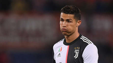 VIDEO: Un hombre pasea un ataúd en su coche para 'llorar' el descenso del club donde debutó Cristiano