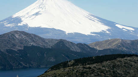 Japón: Elevan el nivel de alerta por la posible erupción de un volcán en un popular balneario 