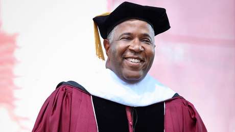 Un multimillonario estadounidense paga la deuda estudiantil de casi 400 graduados