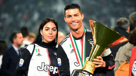 VIDEO: Cristiano Ronaldo protagoniza un 'blooper' al golpear accidentalmente a su hijo en el rostro con la copa de campeón de Italia