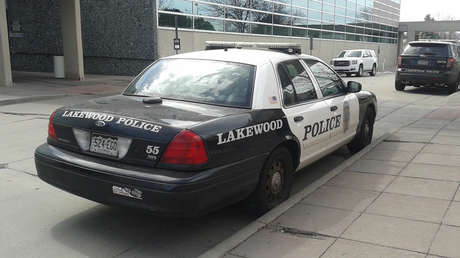 Demandan a una policía que apuntó con una pistola y detuvo a un adolescente hispano en EE.UU. que corría para alcanzar el autobús