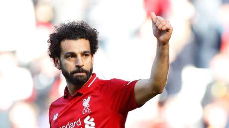 "Esto es lo que hacen los reyes egipcios": graban a Mohamed Salah durmiendo en el piso de un avión (VIDEO)